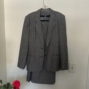 Elegant Women's Gray Blazer